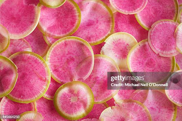 watermelon radishes - radijs stockfoto's en -beelden