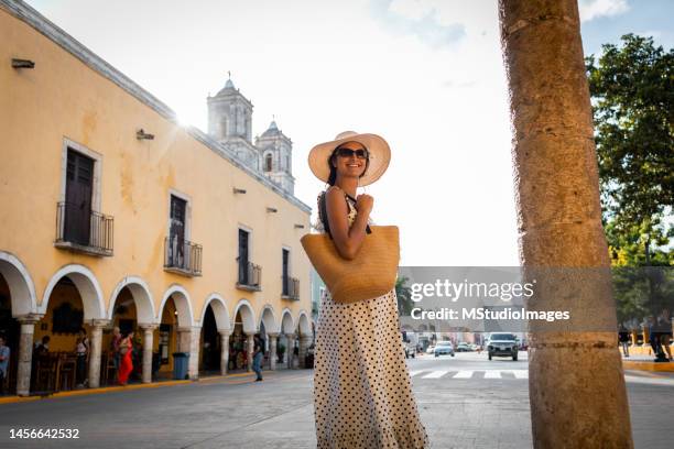 mujer latina visita méxico - colonial fotografías e imágenes de stock
