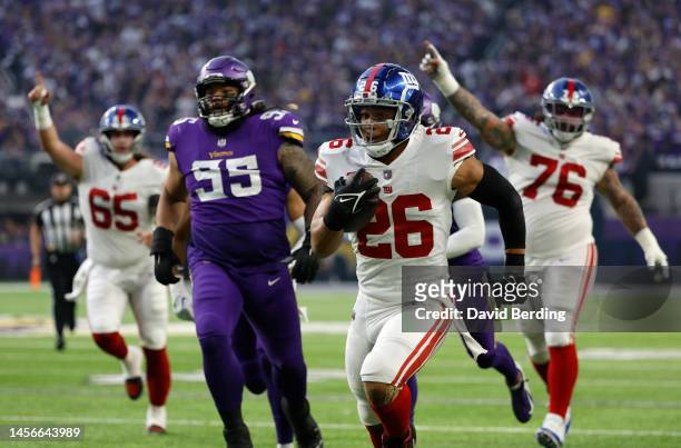 Saquon Barkley of the New York Giants rushes for a touchdown during the first quarter against the Minnesota Vikings in the NFC Wild Card playoff game...