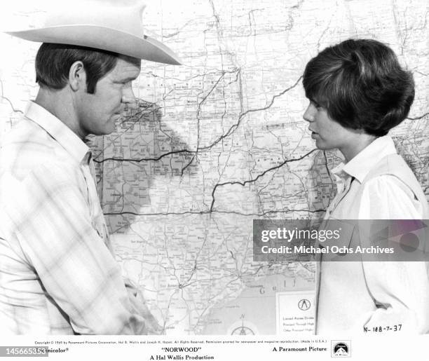 Glen Campbell and Kim Darby looking at a road map together in a scene from the film 'Norwood', 1969.