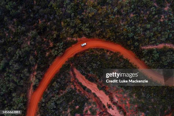 outback australia - australian outback landscape stockfoto's en -beelden