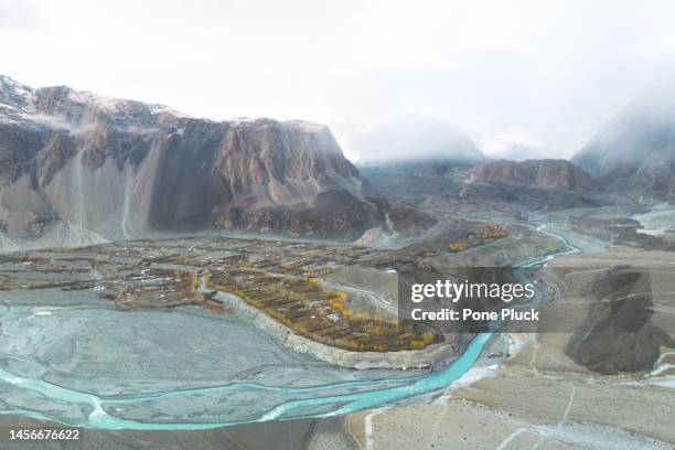 high angle view from altit fort of gilgit-baltistan, pakistan during autumn season. gilgit baltistan, pakistan. - cordilheira karakorum imagens e fotografias de stock