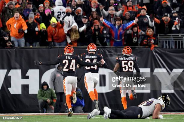 Sam Hubbard of the Cincinnati Bengals scores a 98 yard touchdown off of a recovered fumble by Tyler Huntley of the Baltimore Ravens during the fourth...