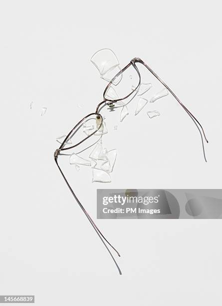 crushed eyeglasses - brille kaputt stock-fotos und bilder