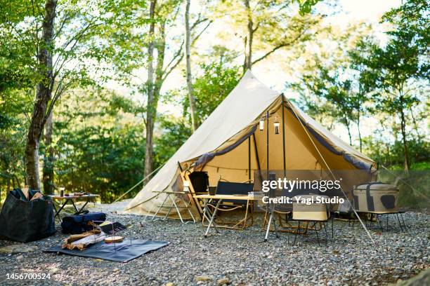 camping tent in a camping in a forest - camping imagens e fotografias de stock