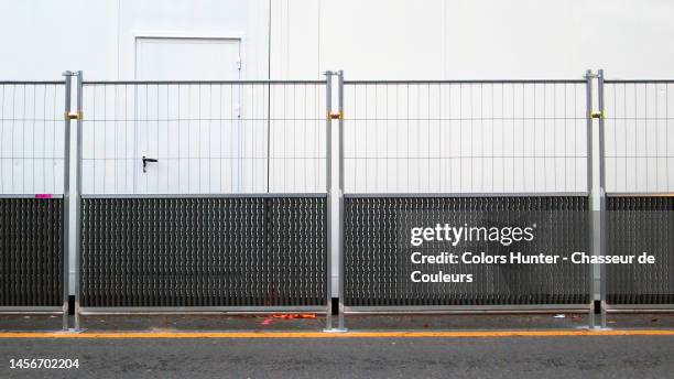 security fencing on a construction site in paris - zaun stock-fotos und bilder