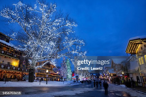 Ora blu nella città di Leavenworth in inverno, Washington, USA Ora blu nella città di Leavenworth in inverno, Washington, USA