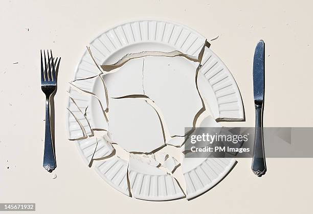 broken plate - utensílio de cozinha equipamento doméstico - fotografias e filmes do acervo