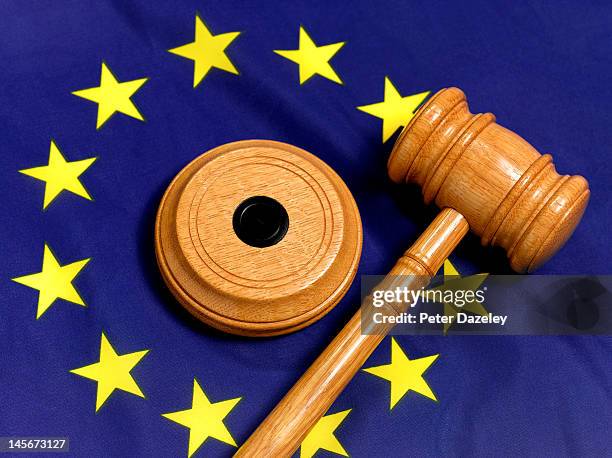 eu flag and gavel - juridique photos et images de collection