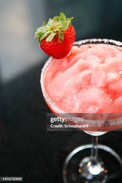 strawberry cocktail - slushy stock-fotos und bilder