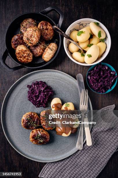 frikadeller mit kartoffeln und rotkohl - nordic food stock-fotos und bilder