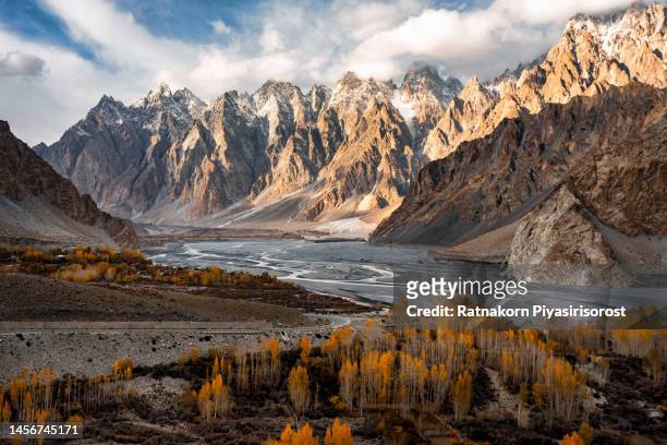 autumn landscape of passu valley with hunza river and karakoram range mountain himalayas along karakoram highway, gilgit-baltistan, north pakistan. - hunza valley stock-fotos und bilder