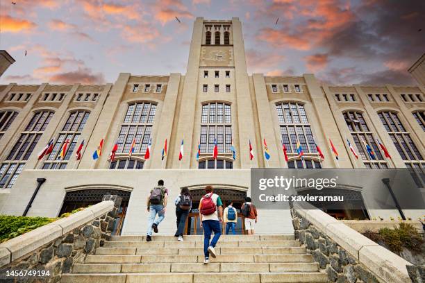 college-studenten, die zur abendschule kommen - university building stock-fotos und bilder