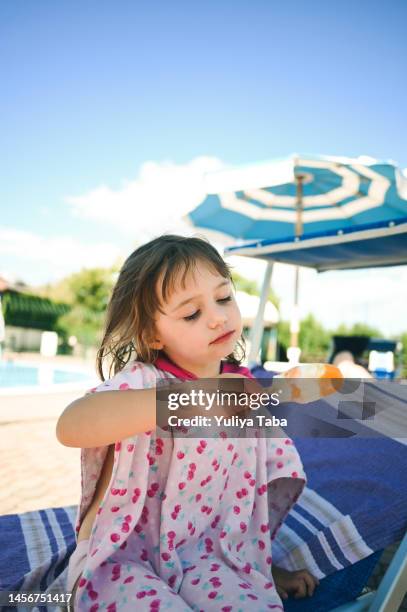 3 jahre alte tochter in einem rosa handtuch mit eis entspannen sie am strand. - 2 3 years one girl only stock-fotos und bilder