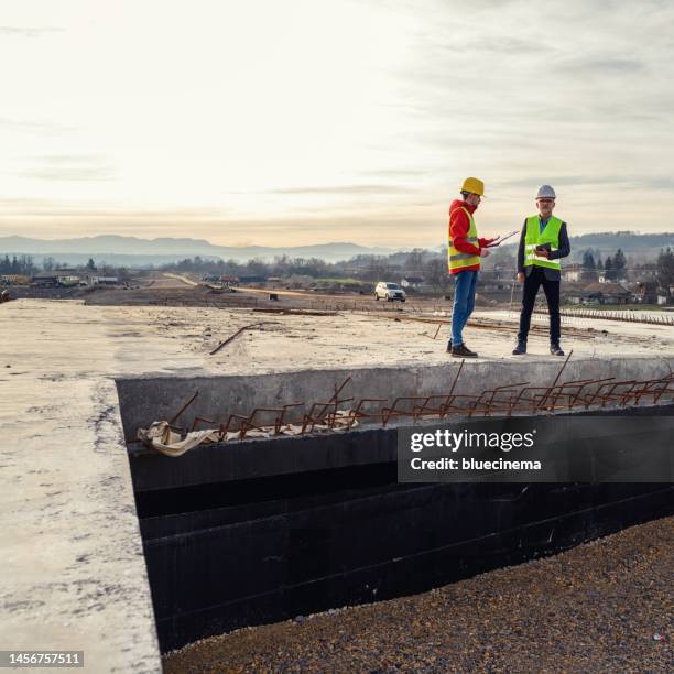 ingeniero e inversor en una obra de construcción de carreteras - bridge built structure fotografías e imágenes de stock