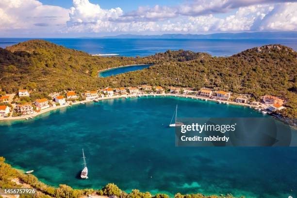 sailboat at pasadur, lastovo island, dalmatia, croatia from drone - regio-dalmatië-kroatië stockfoto's en -beelden