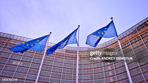 belgium, brussels, european commission, european flags at berlaymont building - legislation photos et images de collection