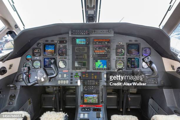 cockpit, flight deck of a business aircraft, pilatus pc12 - yoke stock pictures, royalty-free photos & images