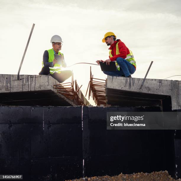 ingenieur und investor auf einer straßenbaustelle - brücke stock-fotos und bilder
