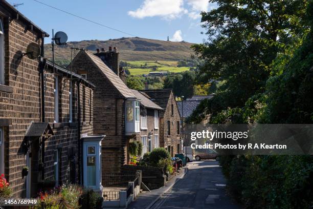 side street in the town of uppermill, greater manchester, england - oldham road foto e immagini stock