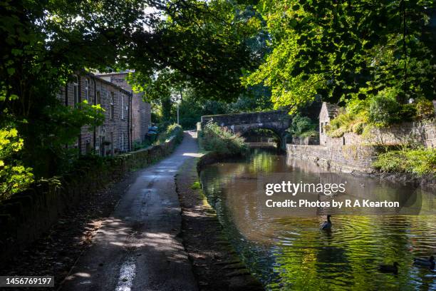 the huddersfield canal at uppermill, greater manchester, england - 大曼徹斯特 個照片及圖片檔