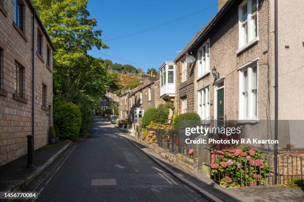 side street in the town of uppermill, greater manchester, england - greater manchester photos et images de collection