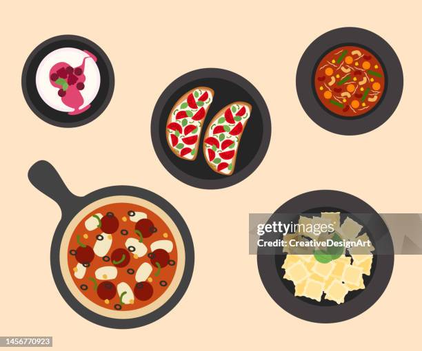 italienische teller. draufsicht auf minestrone suppe, pizza, bruschetta, ravioli und panna cotta - pepperoni pizza overhead stock-grafiken, -clipart, -cartoons und -symbole