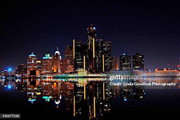 detroit skyline - detroit skyline stock-fotos und bilder