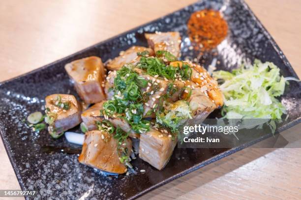 sesame crusted, seared tuna fillet - marinated stock photos et images de collection