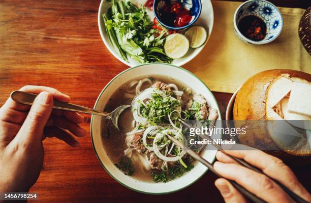 pho suppe, vietnamesische nudelsuppe, vietnamesische reisnudelsuppe mit rindfleisch - vietnamesische kultur stock-fotos und bilder