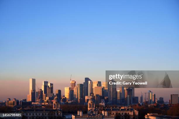 elevated cityscape of canary wharf in london at sunset - sunset on canary wharf stock-fotos und bilder