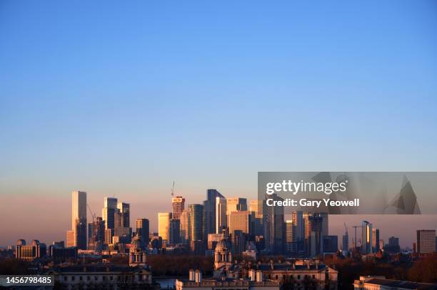 elevated cityscape of canary wharf in london at sunset - sunset on canary wharf stock pictures, royalty-free photos & images