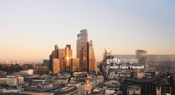 elevated cityscape of london at sunset - panorami cittadini foto e immagini stock