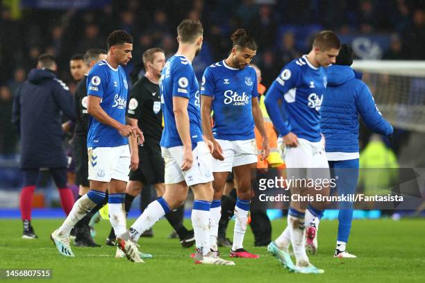 Everton players look dejected at full-time following the Premier League match between Everton FC and Southampton FC at Goodison Park on January 14,...