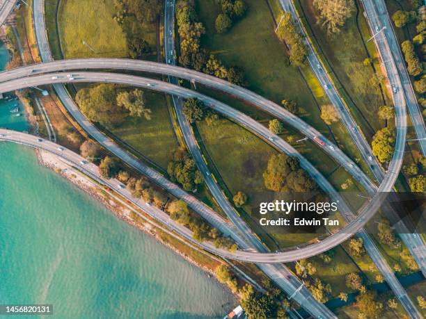 日中の空中視点から見たペナン複数車線高速道路 - malasia ストックフォトと画像