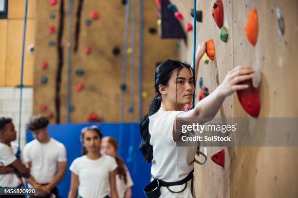 wenn sie die top - kletterwand kletterausrüstung stock-fotos und bilder