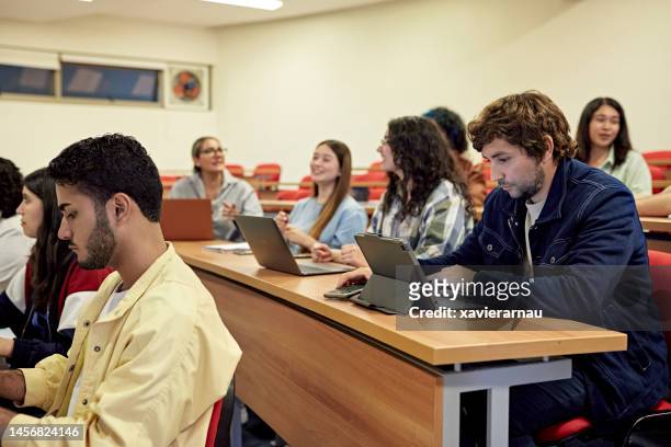 estudantes universitários aguardam o início das aulas - ensino superior - fotografias e filmes do acervo