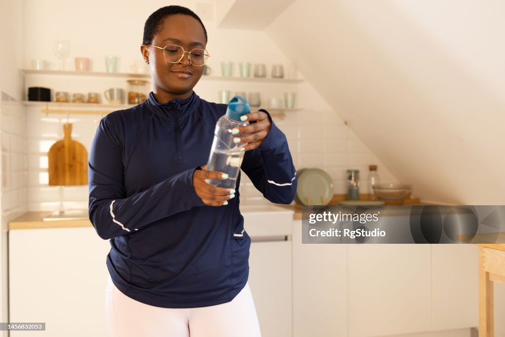 Mujer haciendo ejercicio en casa