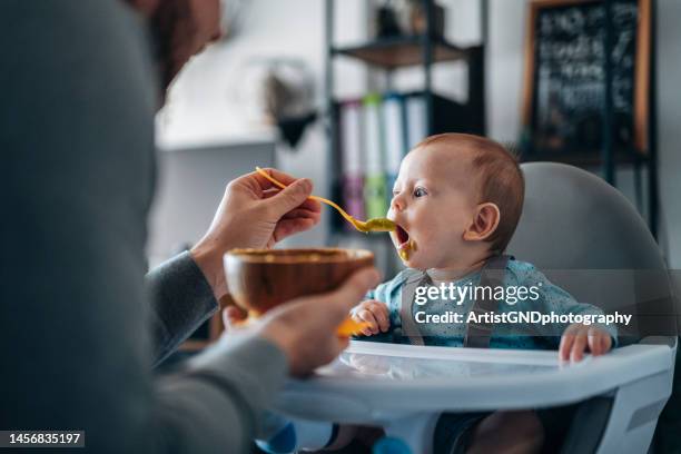 süßer kleiner junge ist hungrig! - babynahrung stock-fotos und bilder