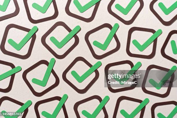 green check marks in checkboxes paper craft - lista di cose da fare foto e immagini stock