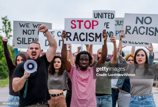 menschen, die gegen rassismus protestieren - racism stock-fotos und bilder