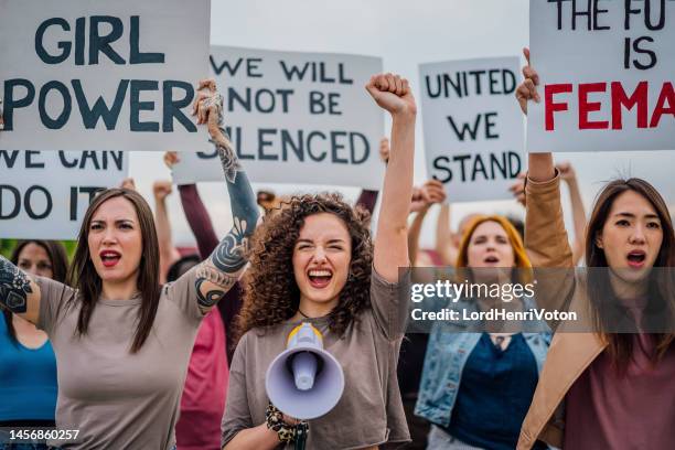 les femmes unies lors de la manifestation pour l’égalité des droits - droits de la femme photos et images de collection