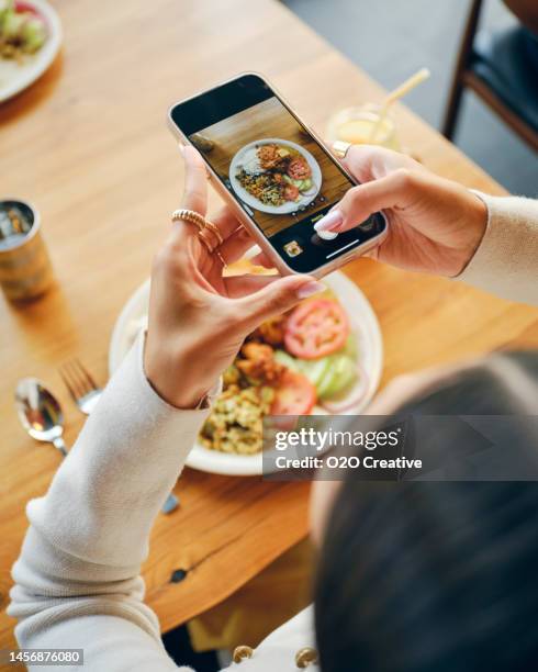 gruppe von freunden in einem indischen restaurant - fotografieren stock-fotos und bilder