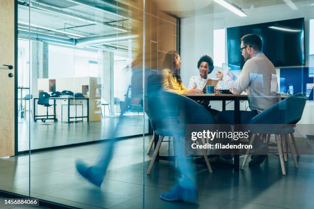 lugar de trabajo - trabajo en equipo fotografías e imágenes de stock