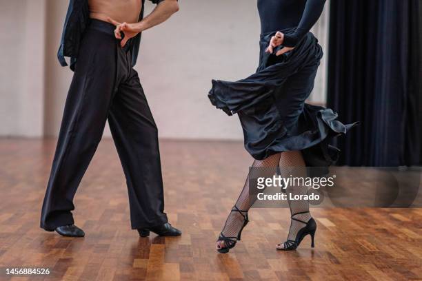 schönes paar tanzt tango in einem proberaum - tango dancers stock-fotos und bilder