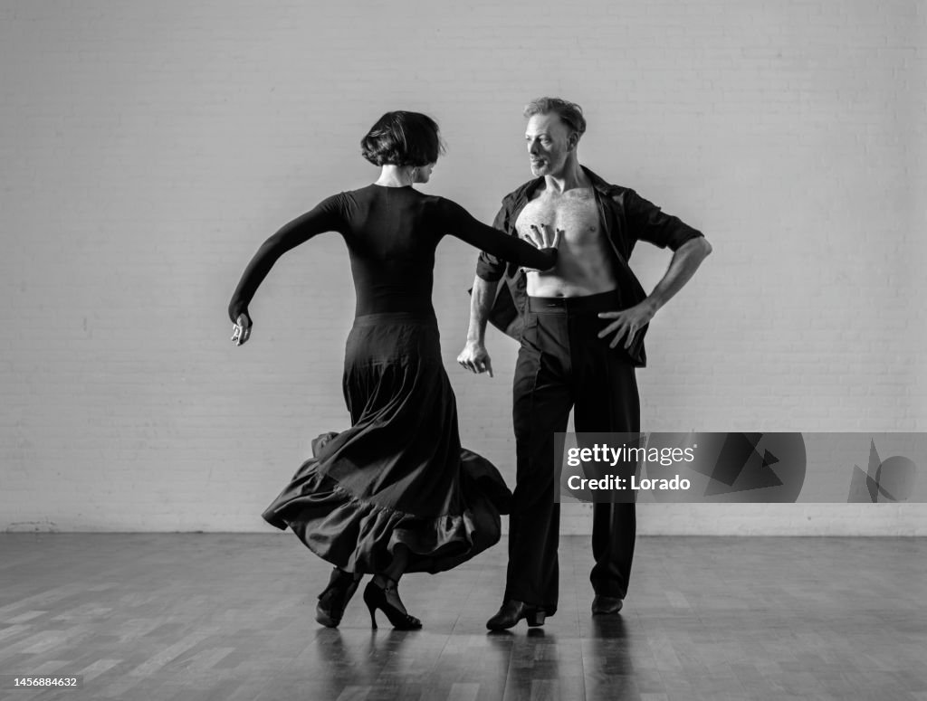 Hermosa pareja bailando tango juntos