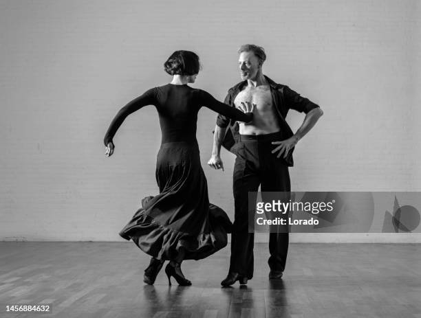 bella coppia che balla il tango insieme - tango foto e immagini stock
