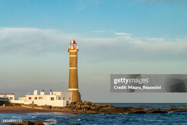 faro en la ciudad de josé ignacio en uruguay. - jose ignacio lighthouse fotografías e imágenes de stock