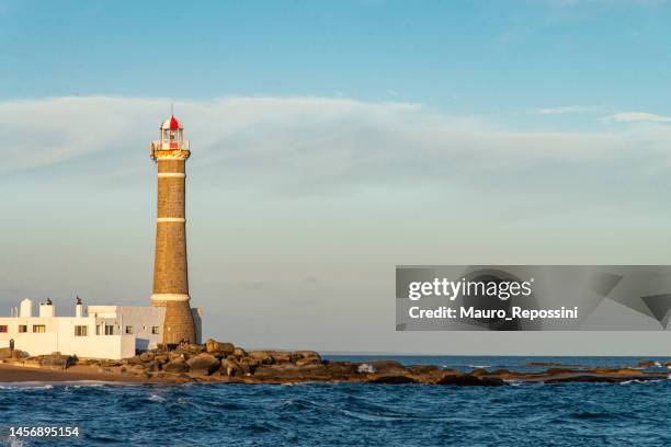 faro en la ciudad de josé ignacio en uruguay. - jose ignacio lighthouse fotografías e imágenes de stock