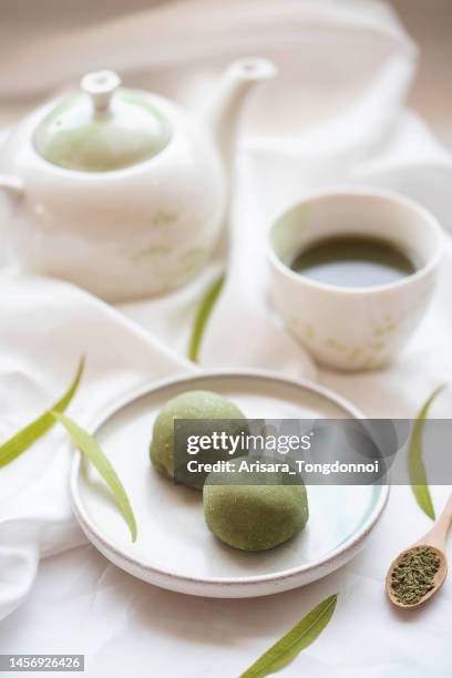 daifuku in grünem mochi-teig - japanese sweet stock-fotos und bilder